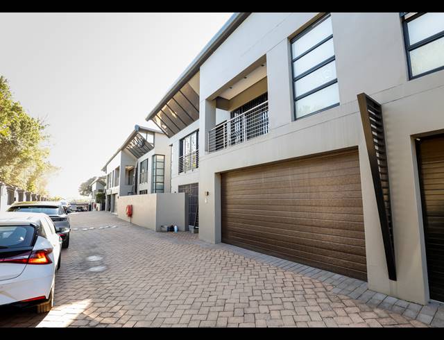 4 BEDROOM TOWNHOUSE FOR SALE IN ESSENWOOD